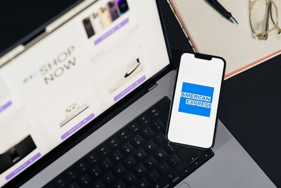 Especialista revisa informes financieros de un ecommerce, integrando datos de múltiples canales de cobro para optimizar la rentabilidad de la pyme