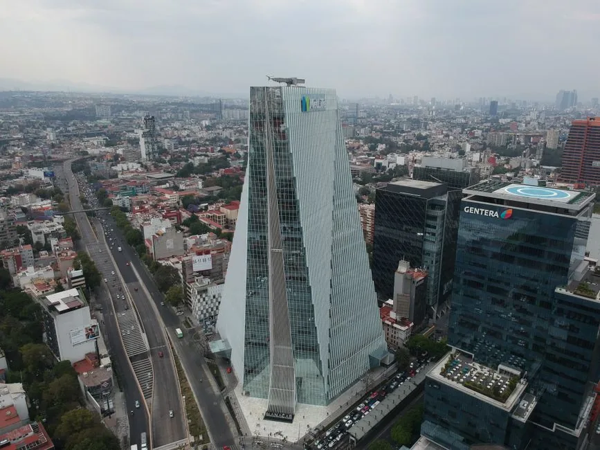 Asesor financiero externo analizando métricas de rentabilidad en una pantalla para optimizar la tesorería de una pyme en crecimiento