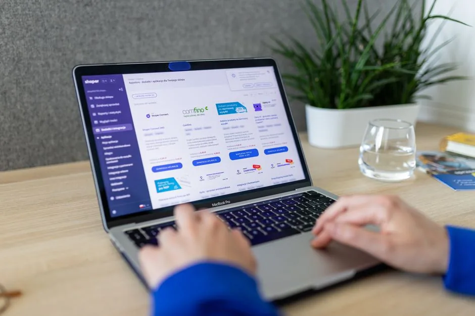 Asesor fiscal analiza la contabilidad de Shopify para evitar sanciones de Hacienda a emprendedores y vendedores online en España.