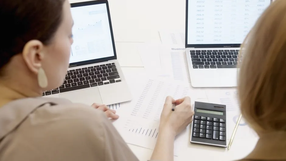 Un director financiero analiza gráficos de tesorería en una pantalla para optimizar la liquidez de una pyme digital.