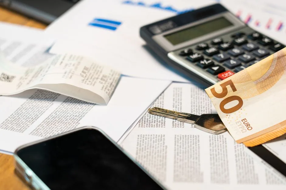 Imagen que muestra a un autónomo revisando su software de facturación para evitar sobrecostes al adaptarse a Verifactu, con enfoque en eficiencia fiscal y tecnológica