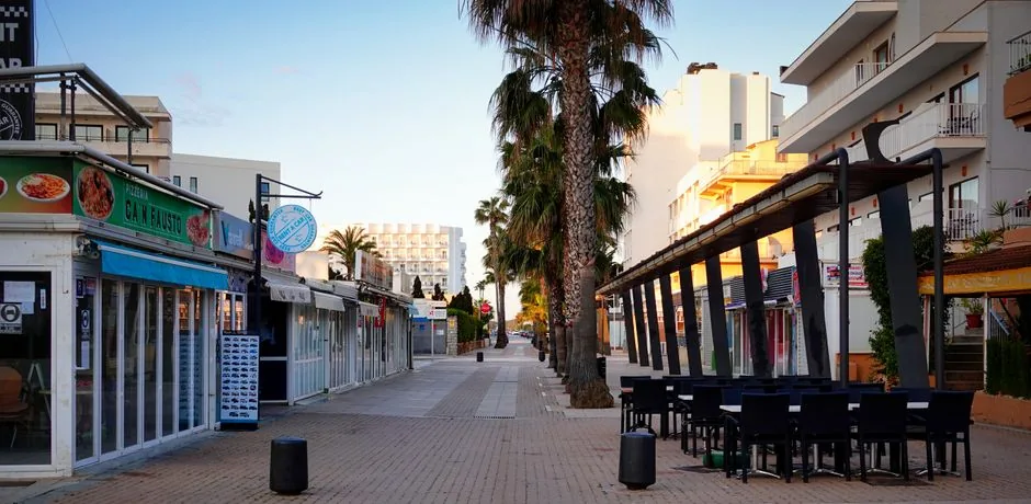 Autónomo en Baleares gestionando su tienda online mientras solicita la ayuda por baja médica para cubrir sus cuotas.