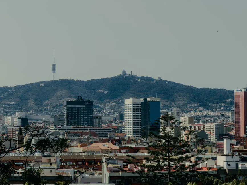 CFO externo analizando flujo de caja semanal para pymes en Barcelona, mostrando estrategia financiera a fundadores y directivos