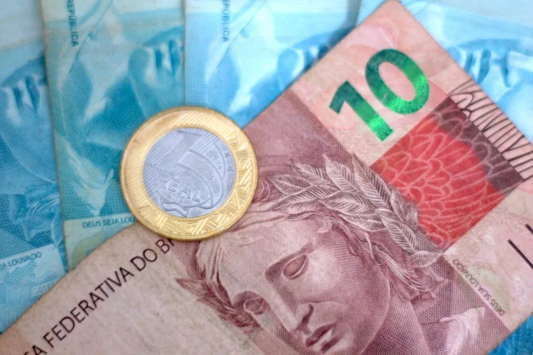 Fundador revisando la caja de su startup con un CFO fraccional que optimiza liquidez y planificación financiera