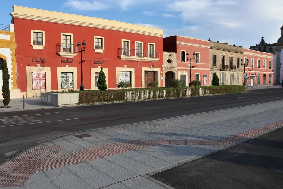 Imagen que muestra a un trabajador de reformas recibiendo un sobre de dinero en efectivo y la alerta de que el IVA se duplica al 21% para autónomos y pymes que cobran así