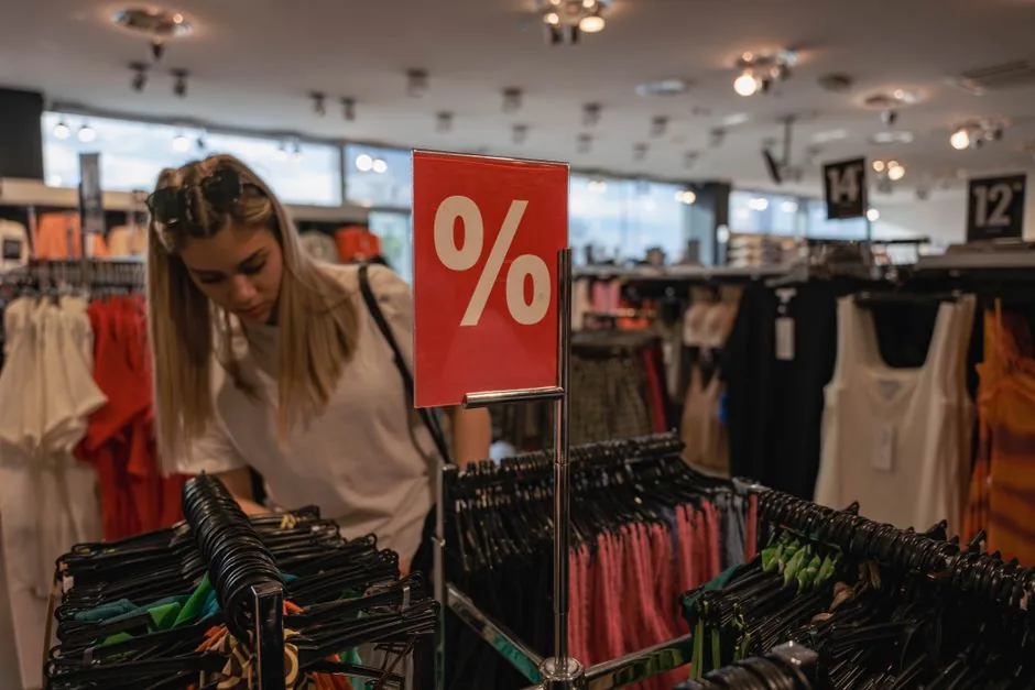 Imagen que muestra a un emprendedor revisando la declaración del modelo 369 OSS para ventas de eCommerce en la UE, con enfoque en cumplimiento fiscal para comerciantes digitales