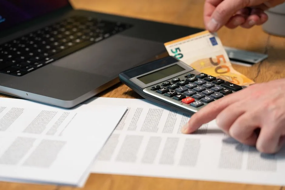 Imagen que muestra a un gestor revisando la conciliación bancaria y la declaración del IVA trimestral para evitar sanciones y mejorar la liquidez de la pyme