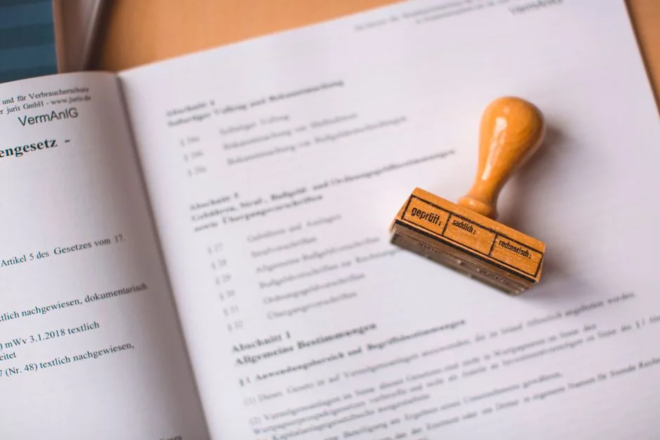 Emprendedor revisa el estatuto social mientras firma la escritura de constitución de su nueva sociedad limitada, asegurando protección patrimonial y cumplimiento fiscal