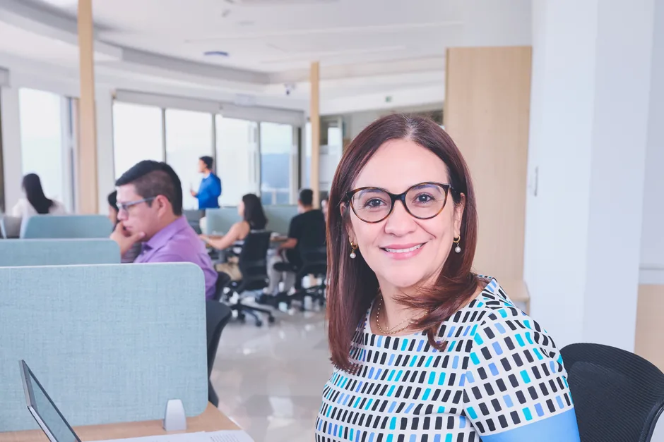 Consultor financiero analiza gráficos de rentabilidad en un ordenador para optimizar la tesorería de una tienda online.
