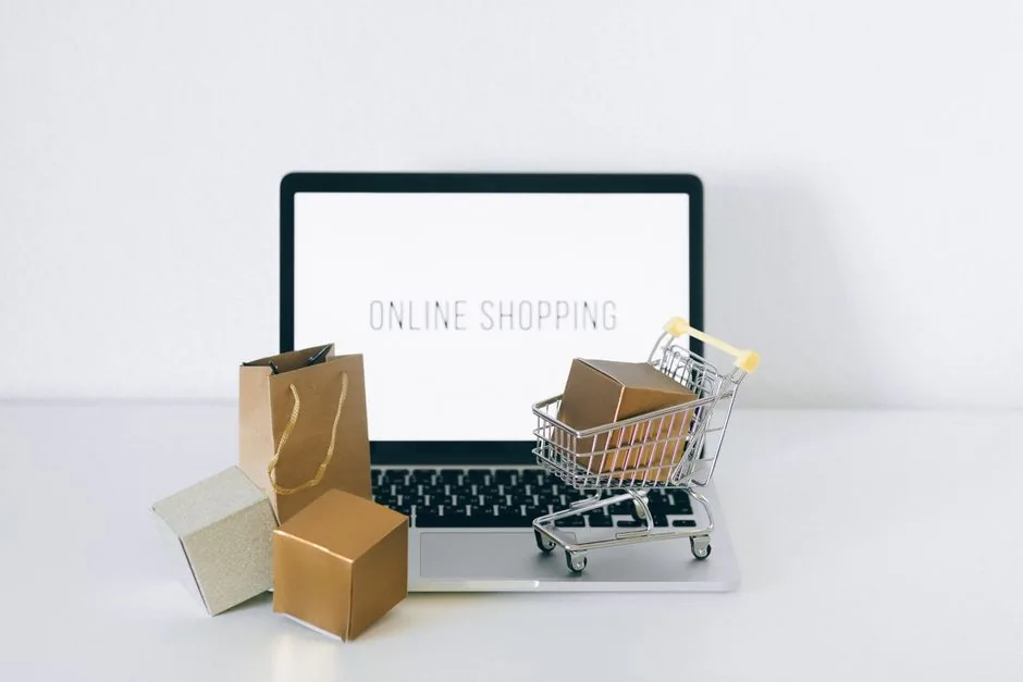 Emprendedor usando IA gratuita para diseñar su tienda online mientras evalúa riesgos fiscales y aprovecha el Kit Digital