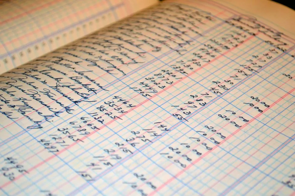 Empresario revisando el calendario de presentación de cuentas anuales en el portal del Registro Mercantil para evitar sanciones y cierre registral