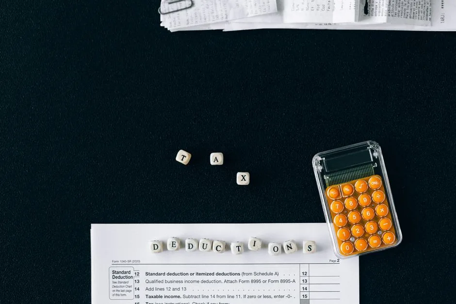 Imagen que muestra a un gestor revisando la autoliquidación del modelo 303 en una pantalla, resaltando plazos y tipos de IVA para pymes del sector eCommerce