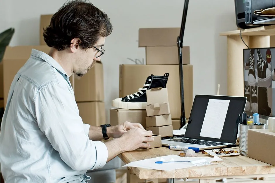 Especialista de ecommerce revisa descripciones generadas por IA para garantizar originalidad, cumplimiento normativo y alineación con la estrategia de marca