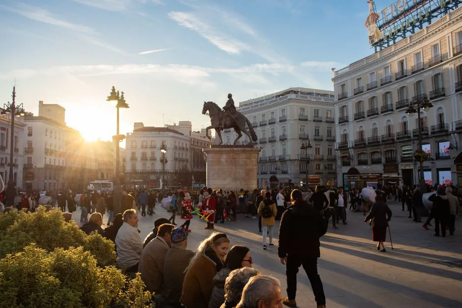 Imagen que muestra la caída de empleo en el sector tech en 2026 mientras el capital se desplaza a la IA, dirigida a empresarios y pymes