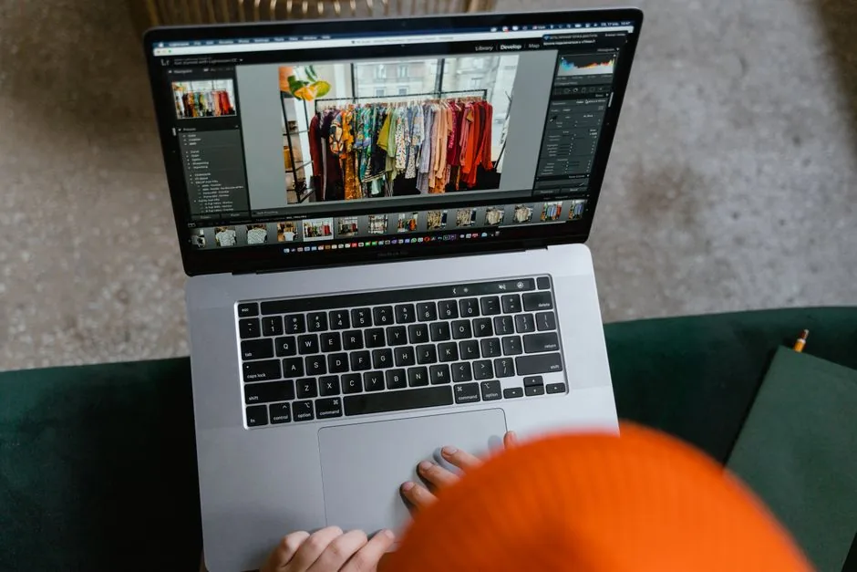 Diseñador UX ajustando la arquitectura de datos de una tienda online para que la IA la reconozca y mejore la conversión de clientes