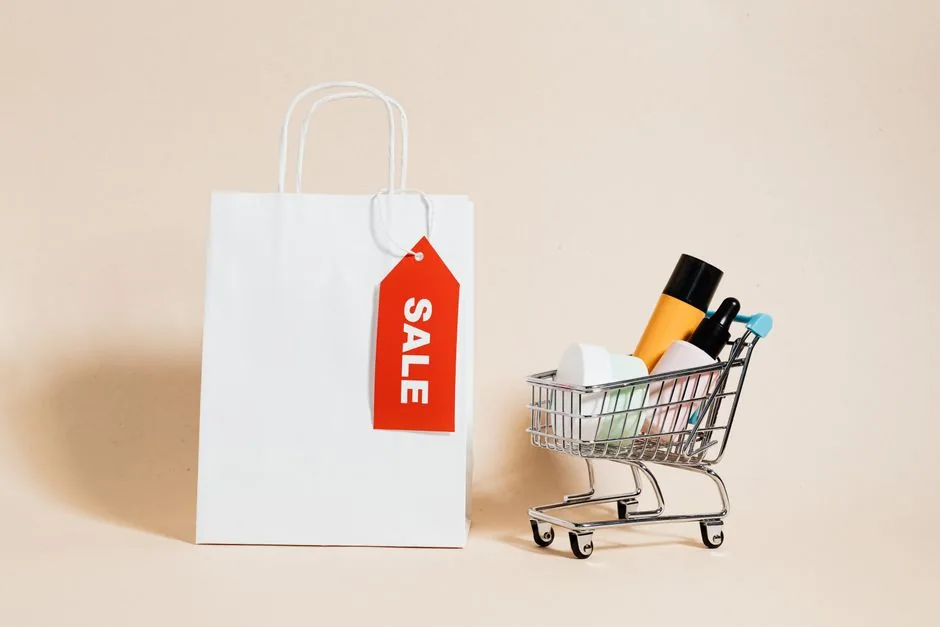 Diseñador de ecommerce usando IA generativa para crear imágenes de productos, optimizando costes y cumpliendo requisitos fiscales para pymes españolas