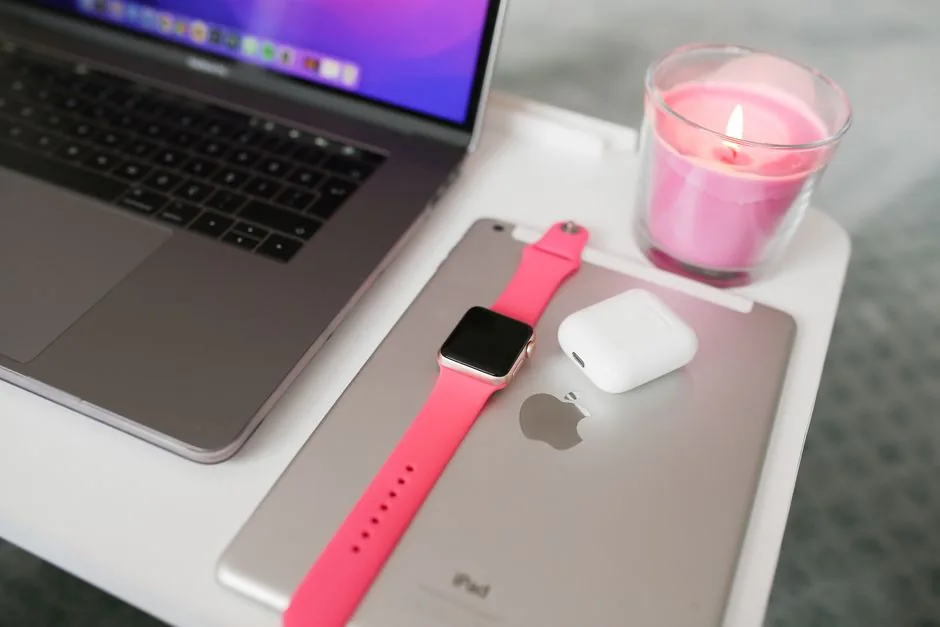 Empresario revisa facturación de AirPods, verifica IVA 21 % y garantía de 3 años para cumplir normativa europea