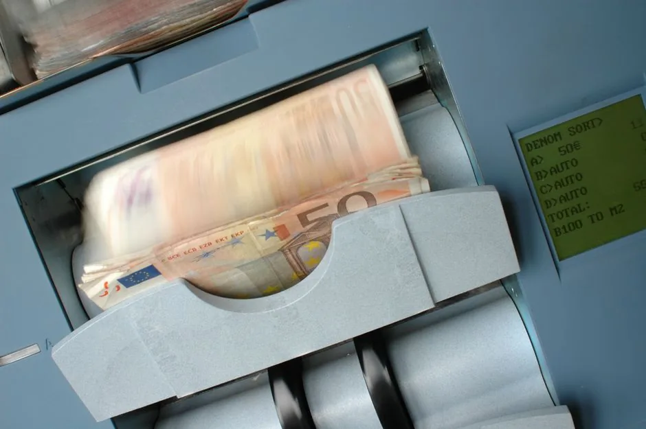 Imagen que muestra un ordenador bloqueado con el sello de multa de 20.000 euros, ilustrando la negativa de una empresa a permitir el acceso de Hacienda a sus datos.