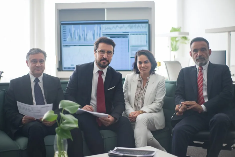 Consultor financiero analiza flujo de caja de una pyme para optimizar liquidez y decisiones estratégicas