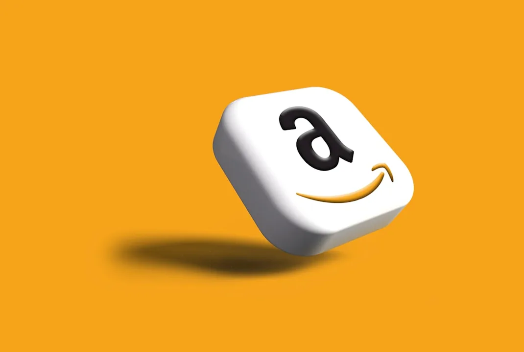 Emprendedor analizando la rentabilidad de vender en Amazon mediante gráficos de ventas y costes de Seller Central