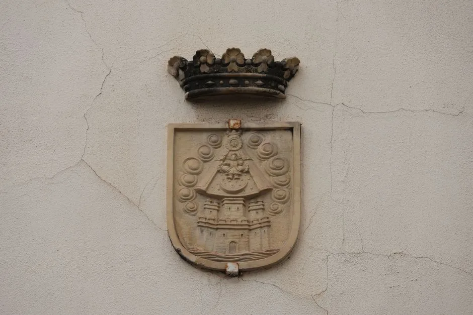 Imagen que muestra cómo el escudo del IRPF reduce la carga fiscal del patrimonio de grandes fortunas, ilustrando el beneficio para empresarios y pymes