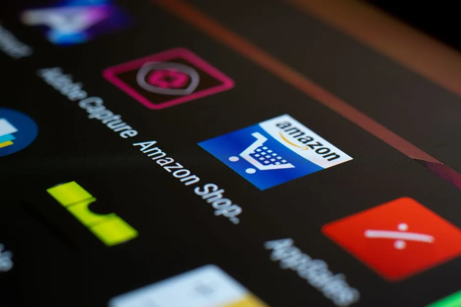 Consultor experto en Amazon analiza métricas de ventas y fiscalidad en un ordenador para vendedores de ecommerce