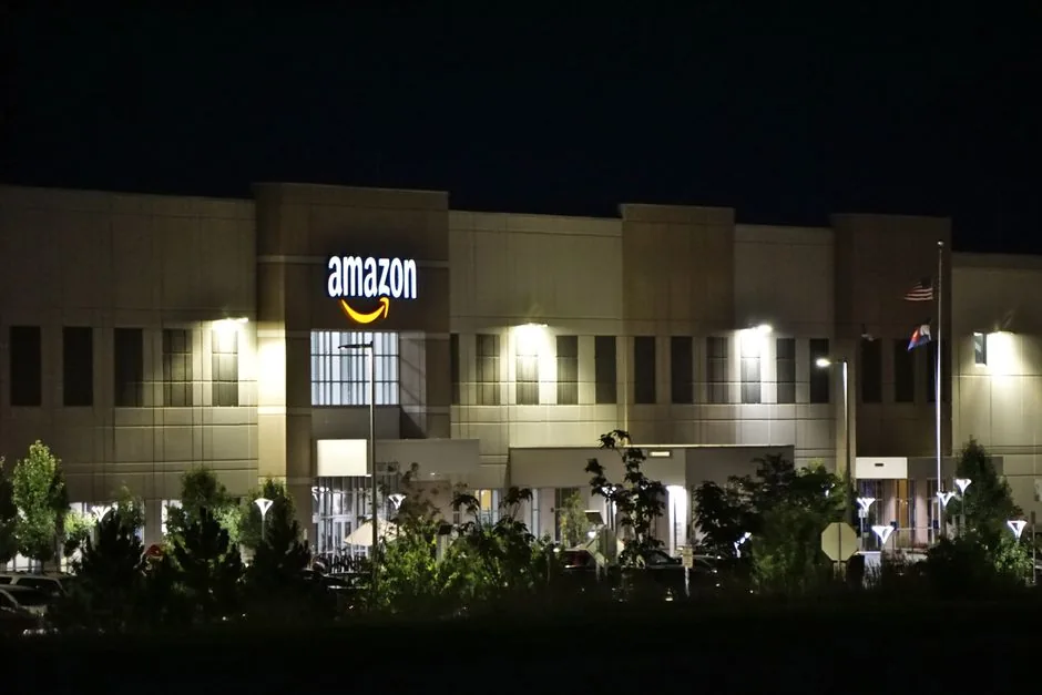 Un profesional de ecommerce analiza los costes de FBM Amazon en un ordenador para optimizar sus márgenes de beneficio.