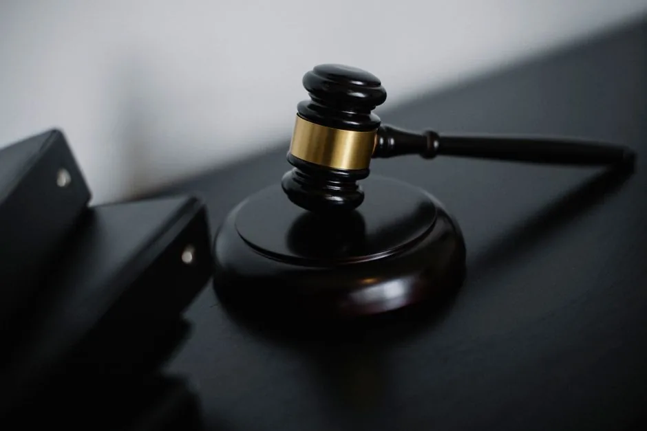 Autónomo analiza facturas de gastos deducibles con tranquilidad tras la sentencia del Tribunal Supremo para optimizar su fiscalidad