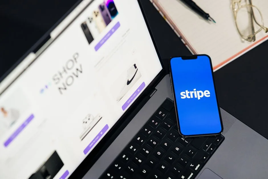 Imagen que muestra una tienda online creada con IA y un aviso de alerta sobre la integración de la fiscalidad y la contabilidad para pymes españolas