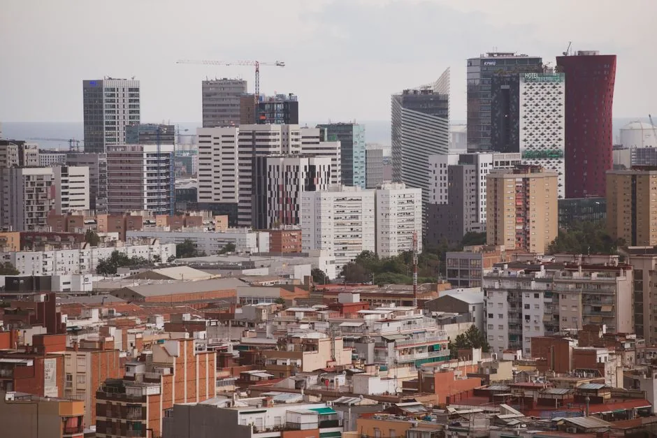 Consultor de gestoría en Barcelona revisa documentos contables de una pyme, mostrando cómo la IA y la experiencia humana mejoran la eficiencia financiera para empresarios locales