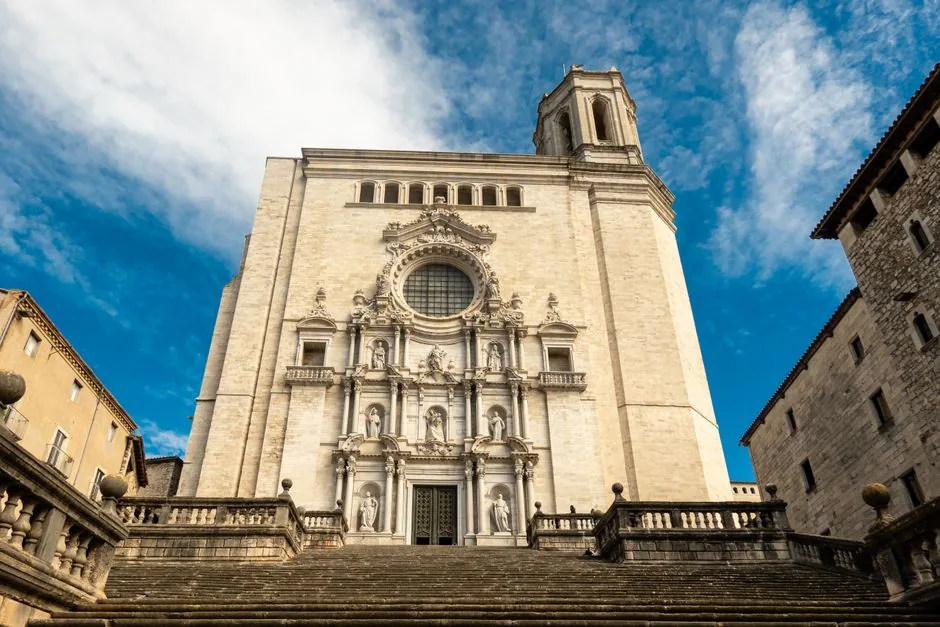 Economista de Datali Group analiza datos financieros con inteligencia artificial para optimizar las decisiones de pymes en Girona.