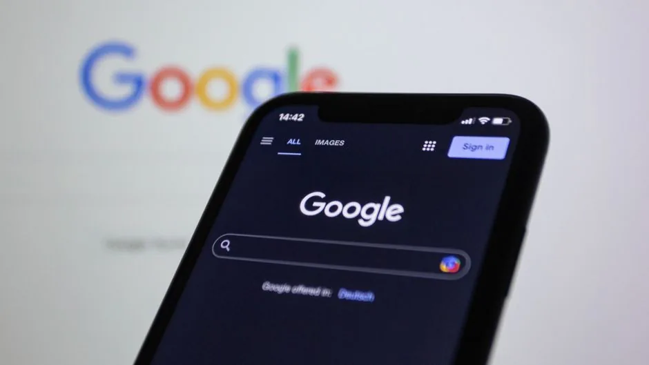 Ejecutivo de marca usando Google AI para procesar facturas y detectar anomalías fiscales en tiempo real, dirigido a gestores de pymes