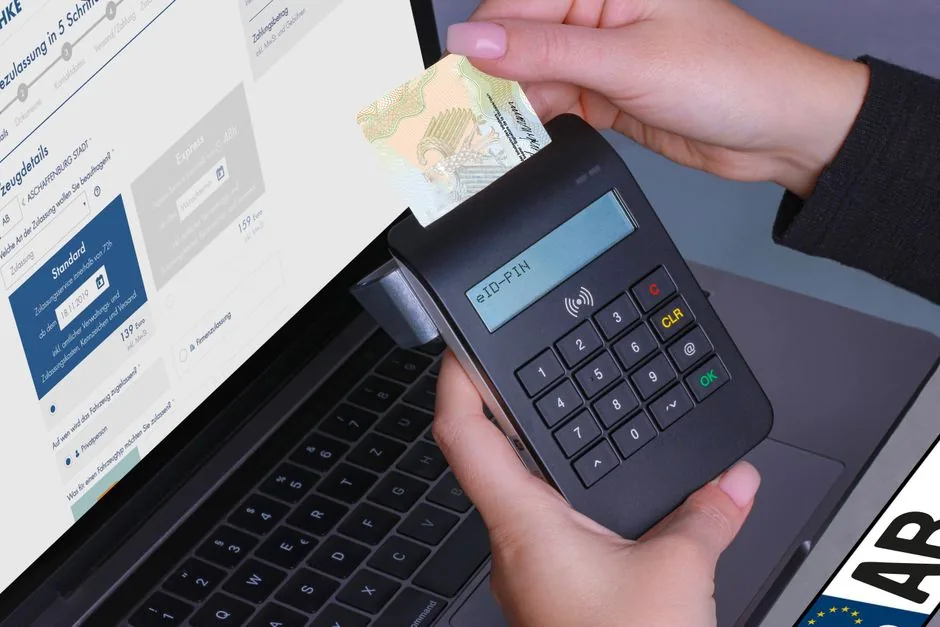Imagen que muestra a un autónomo revisando su facturación digital en Verifactu para cumplir con la exigencia de la AEAT
