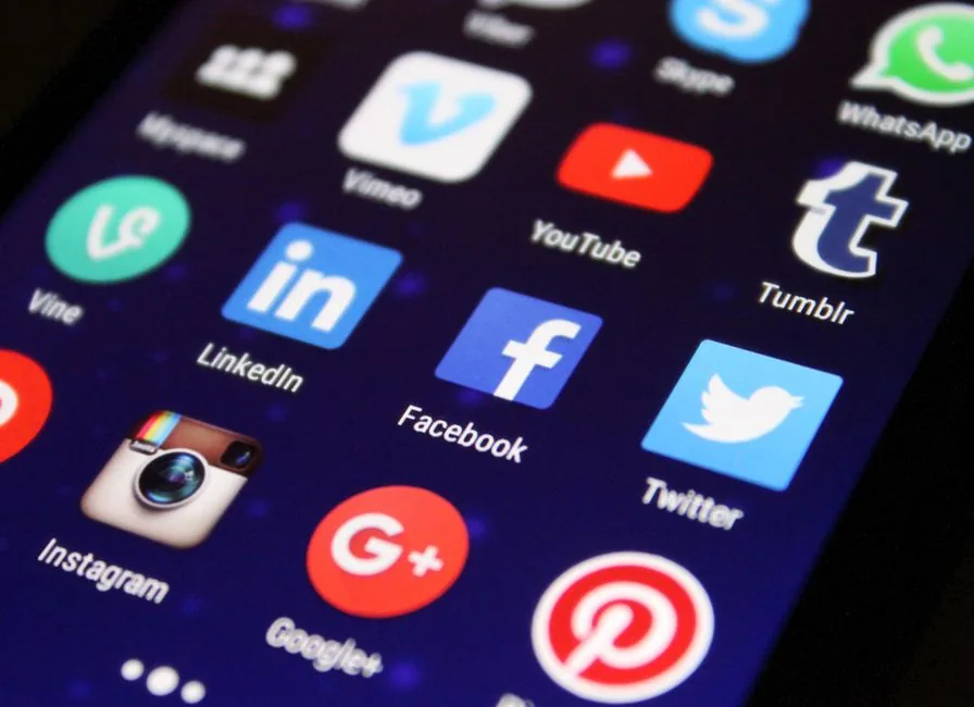 Ejecutivo revisa respuestas de IA que citan publicaciones de LinkedIn y Twitter, mostrando la importancia de una presencia activa en redes sociales para la visibilidad de la marca en entornos B2B