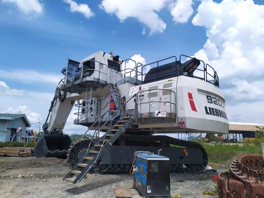Ingeniero de implementación IA de Liebherr diseñando flujos de trabajo con herramientas de Microsoft y SAP para optimizar procesos empresariales