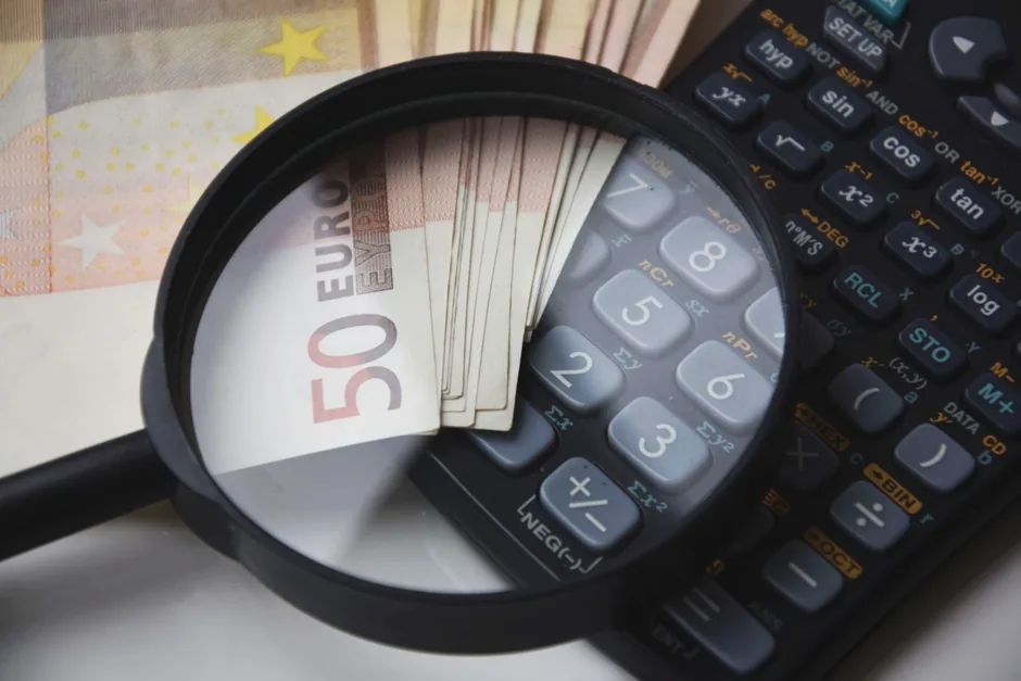 Inspector de Hacienda revisa algoritmo de selección de autónomos mientras empresarios observan con preocupación la posible omisión de riesgos fiscales