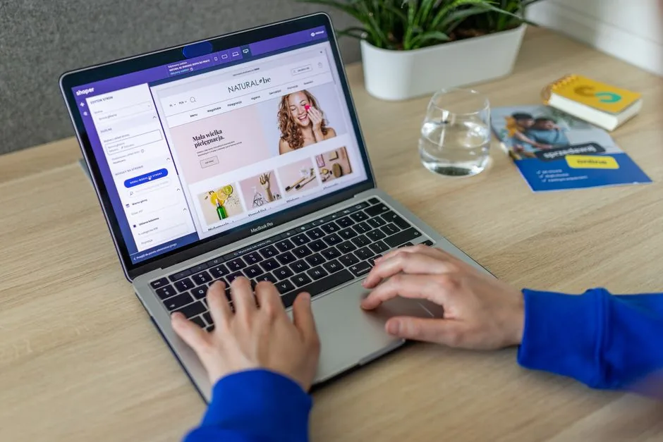 Imagen que muestra cómo conectar Shopify con la contabilidad, resaltando la automatización de datos fiscales para pymes ecommerce
