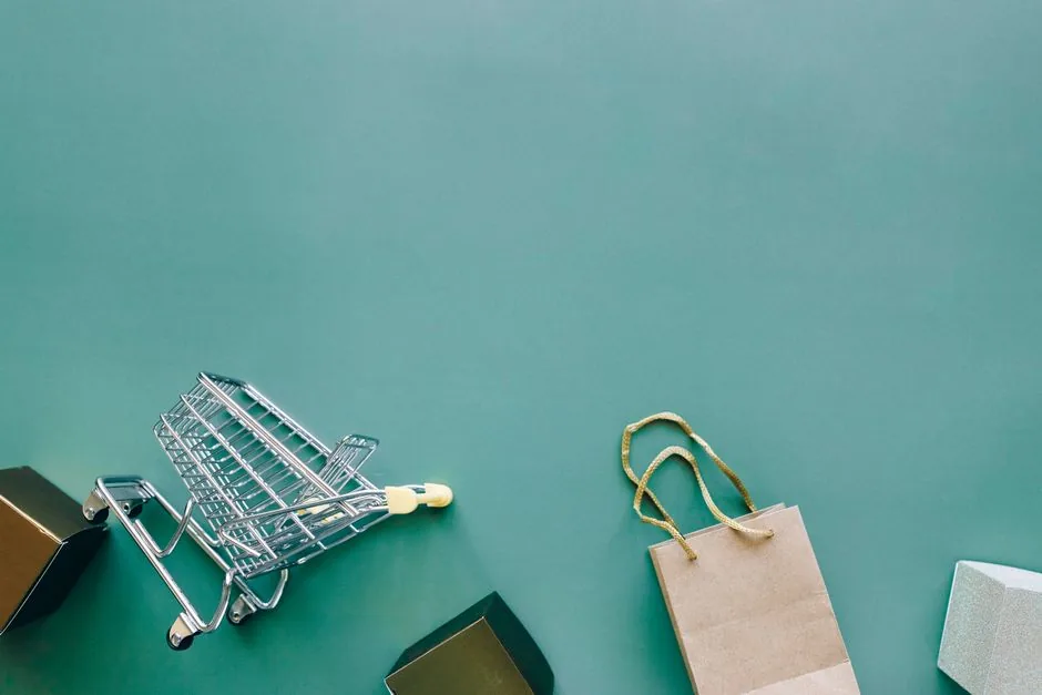 Ejecutivo de marketing analiza datos de IA para optimizar campañas de e-commerce, enfocándose en aumento del ticket medio y cumplimiento fiscal en pymes