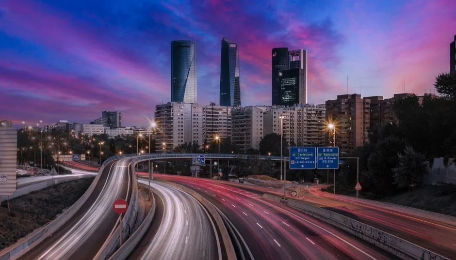 Gráfica que muestra la disminución de medio punto en los tipos de IRPF para autónomos en Madrid a partir de 2027, resaltando el ahorro fiscal para pymes y profesionales.