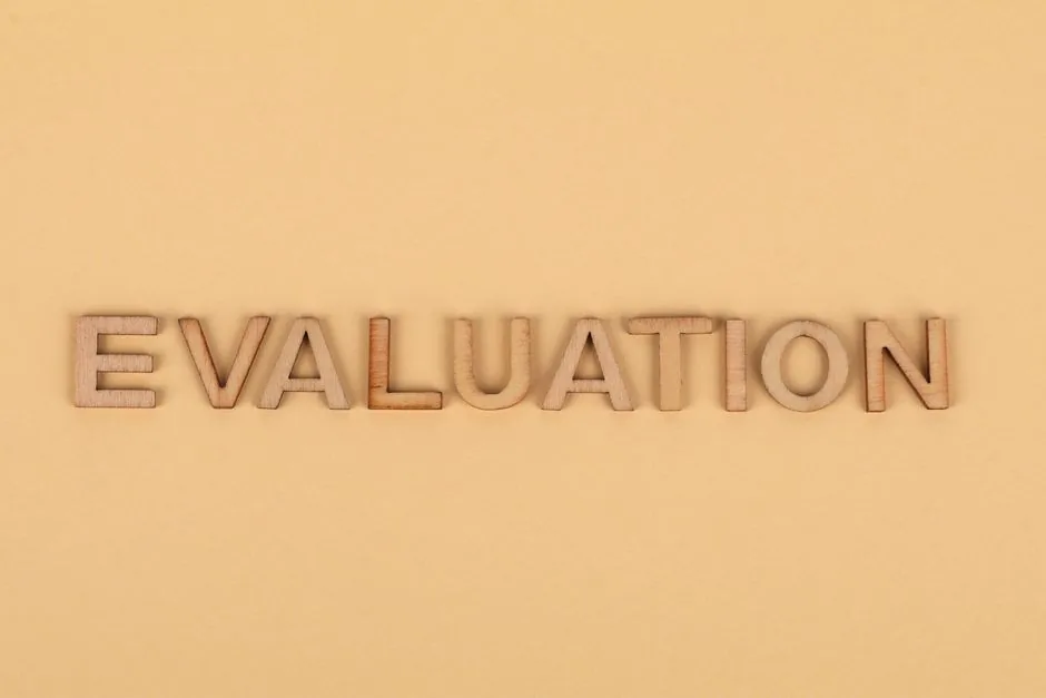 Analista financiero evaluando un método de valoración de empresas en una pantalla para optimizar una venta de pyme