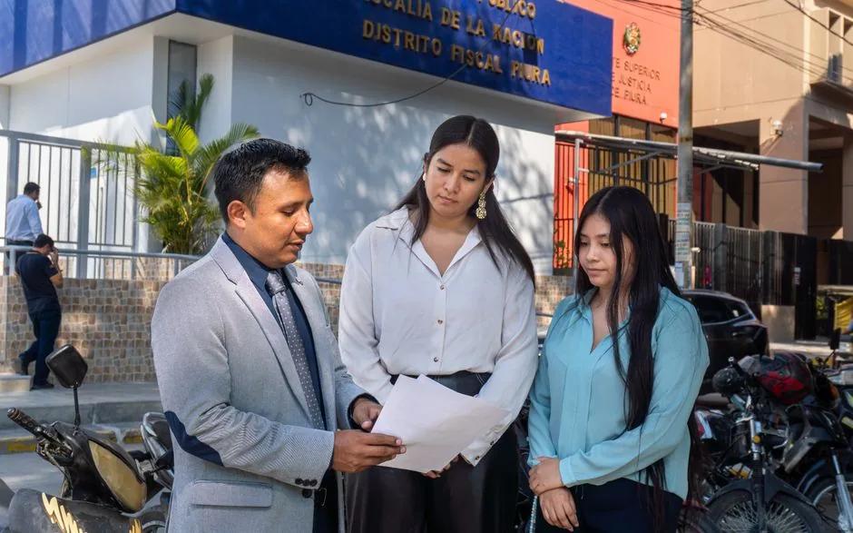 Administrador de tienda minorista revisa la aplicación del recargo de equivalencia en ventas online y en marketplaces para evitar sanciones fiscales