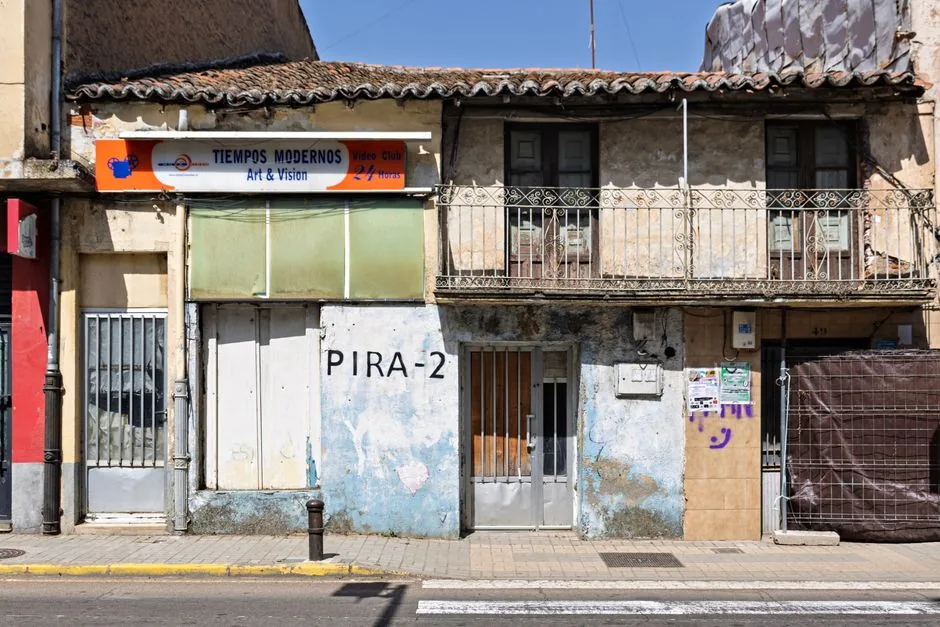 Imagen que muestra a una persona mayor revisando documentos de venta de una segunda vivienda mientras evalúa la exención fiscal en España