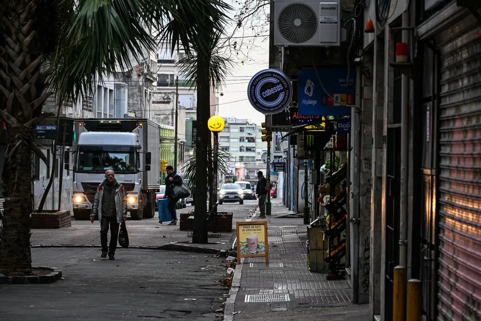 Empresario de comercio electrónico revisando balances financieros y planificando la amortización del fondo de comercio de su pyme