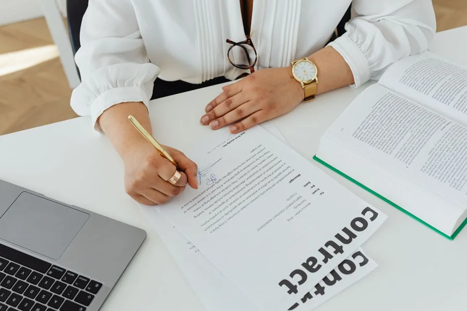 Imagen que muestra los distintos tipos de contrato de trabajo en España y sus principales características para empresarios y empleados