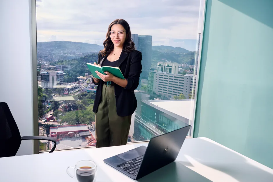 Directivo analizando diferentes métodos de valoración empresarial para su pyme, comparando datos financieros y estratégicos