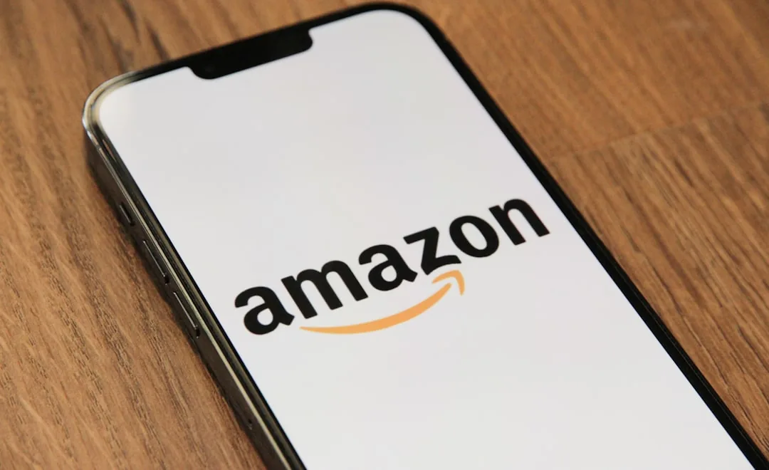 Vendedor de ecommerce analiza métricas financieras en su ordenador para evaluar si vender por amazon es rentable.