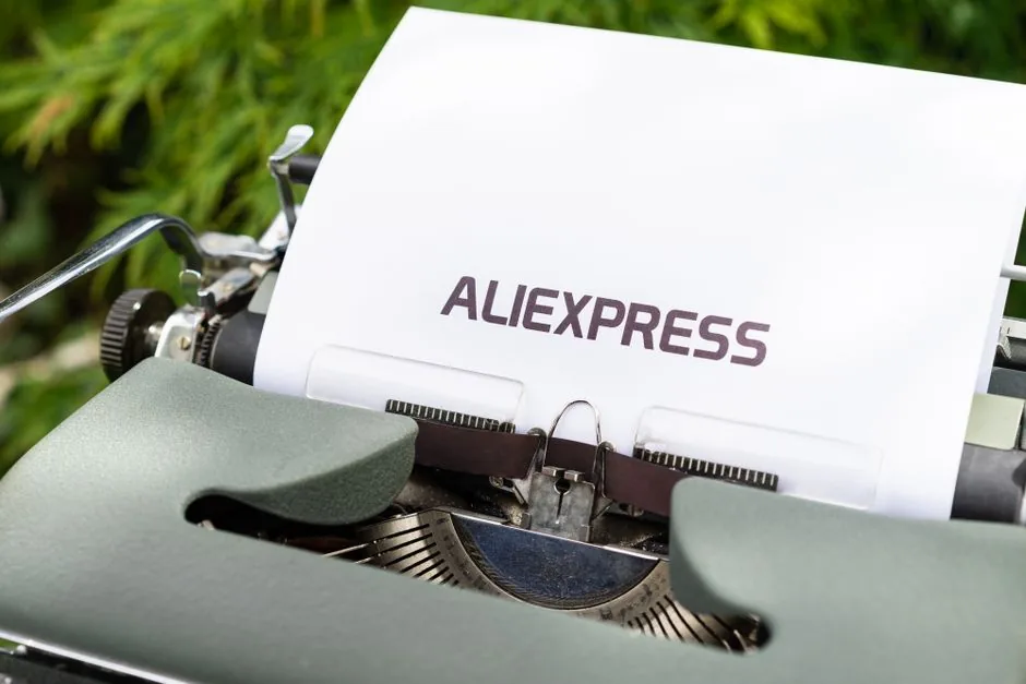 Emprendedor digital analiza las comisiones y la rentabilidad de sus ventas en AliExpress desde su oficina