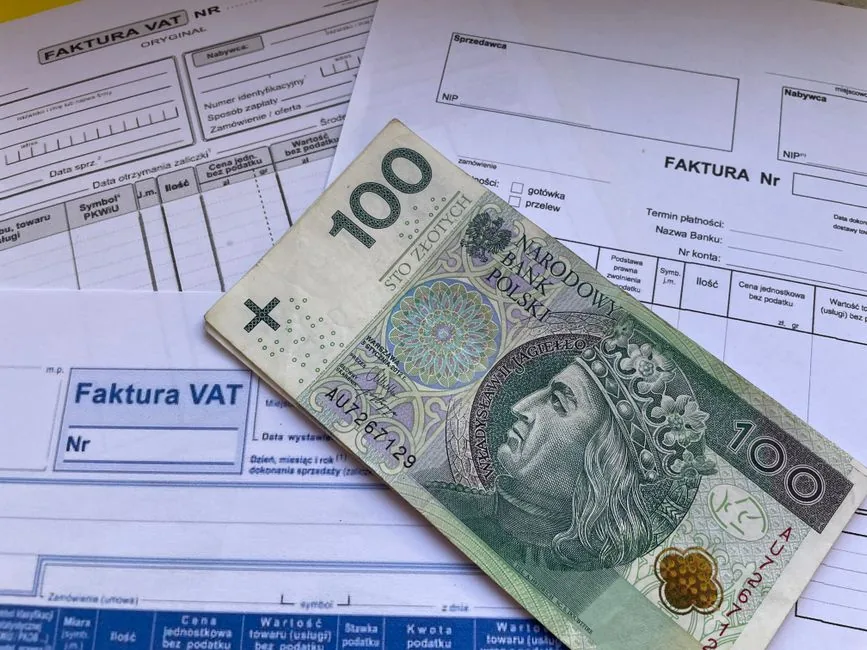 Asesor fiscal analizando la normativa Veri*factu en su ordenador para evitar sanciones en la facturación de tiendas online.